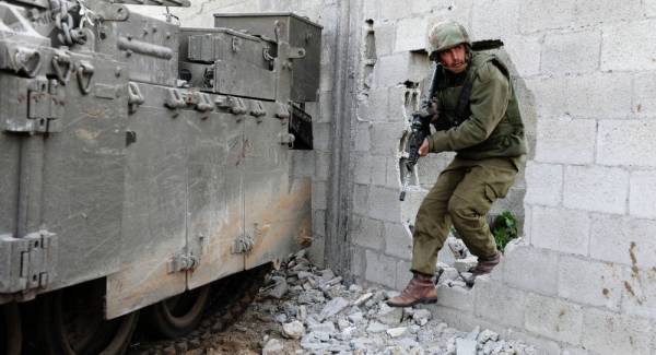 جيش الاحتلال يعاقب الجندي السارق خلال مواجهات في الخليل (فيديو)