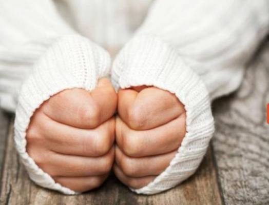 برودة الأطراف في الشتاء.. كيف تعالجها بطرق فعالة؟
