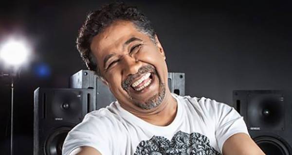 الشاب خالد استغل تواجده في السعودية لإحياء حفل فقام بأداء العمرة (صورة)