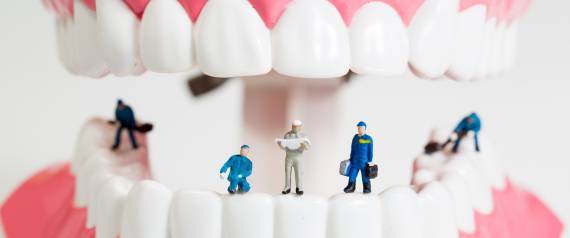 البصل أحدها.. 9 أطعمة تنظف وتُبيِّض أسنانك بطريقةٍ طبيعية.. معلومات صادمة