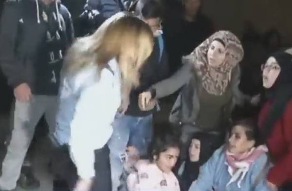 بالفيديو...فلسطينية تطرح مجندة إسرائيلية ارضاً