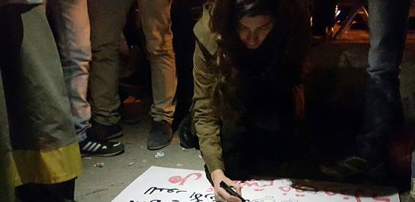 عشرينية تخط رسائلها على الملصقات دفاعا عن القدس