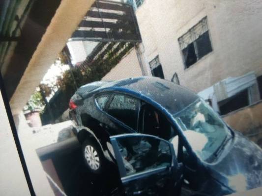 تدهور مركبة داخل منزل في الشميساني.. صور