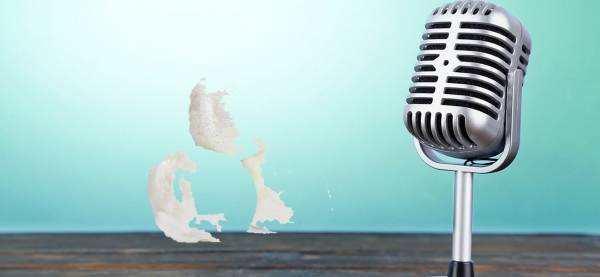 بالصور.. مراسلة تلفزيونية تتعرض لموقف محرج على الهواء