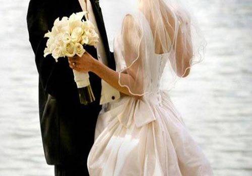 عروس تضبط عريسها بحضن امرأة بحفل زفافهما