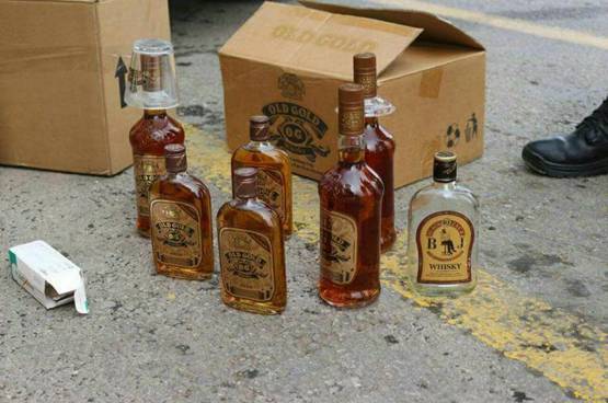 توقيف بنغالي يبيع الخمور بمحل خضار صور