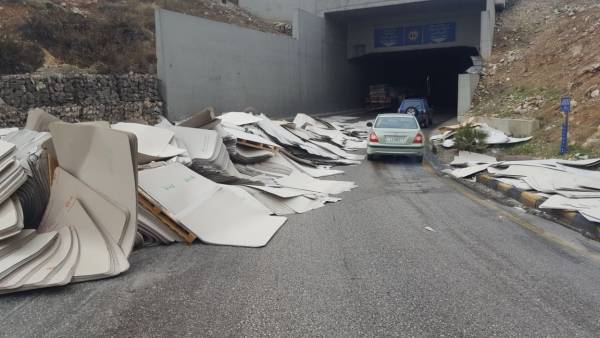 كراتين تعيق حركة السير على طريق المطار  صور