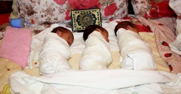 فلسطينى فى غزة يطلق على توائمه الثلاثة قدس وعاصمة وفلسطين