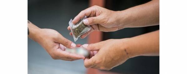 القبض على مروجي مخدرات في عمان