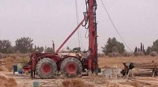 توقيف ٤ أشخاص بضبط حفارة مخالفة في الأزرق