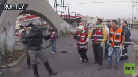 بالفيديو..الجيش الإسرائيلي يعتدي على أطباء ويمنعهم من إسعاف جرحى فلسطينيين