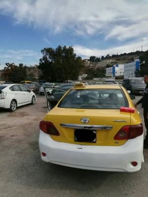 ضبط تكسي نتيجة لعبارات مسيئة على زجاجه