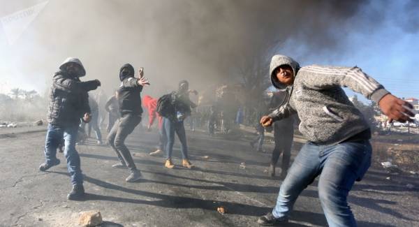 رشق مركبة وزير الأمن الداخلي الإسرائيلي بالحجارة والمولوتوف شرق القدس