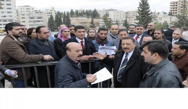 موظفون من الدخل ينتفضون والطراونة :المدير في النواب