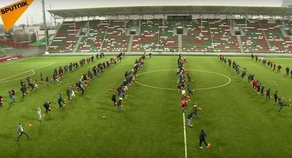 بالفيديو...تسجيل رقم قياسي في تنطيط الكرة في موسكو