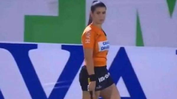 بالفيديو.. حركة من لاعب للحكم كادت تودي بأغلى لاعب في العالم سابقا!