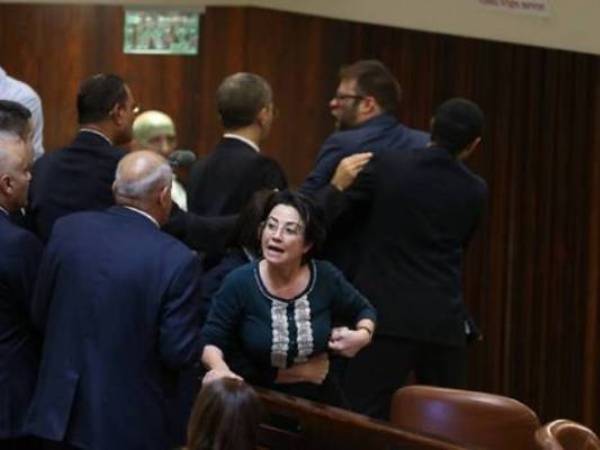 اشتباك بين الزعبي وحازان في الكنيست الإسرائيلي  صور