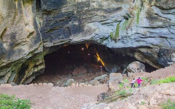 محافظ اربد يوضح حقيقة فيديو قديم حول سكن اسرة في مغارة