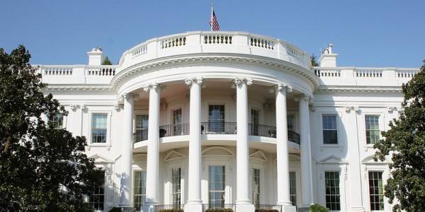 البيت الأبيض: نحذر إيران من قمع المتظاهرين وندعم تحركهم السلمي