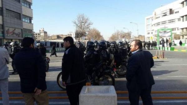 التلفزيون الإيراني: مقتل 10 متظاهرين في الاحتجاجات المستمرة