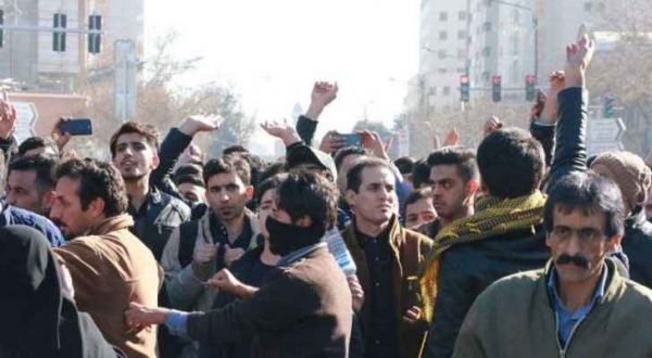 ليلة دامية تزيد عدد ضحايا القمع الإيراني.. واعتقالات بالمئات