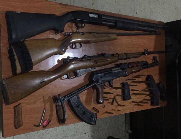 ضبط اسلحة نارية ومتورطين بحيازتها بمداهمات امنية