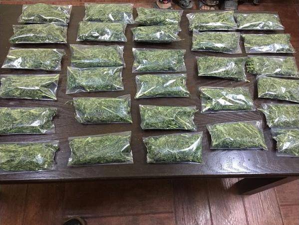 القبض على فتاة وحدث يروجان المخدرات في البلقاء