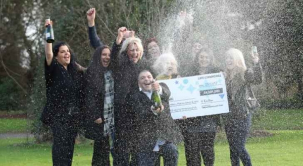 شاهد.. فرحة سائق سيارة أجرة بريطاني فاز بـ 32.5 مليون دولار