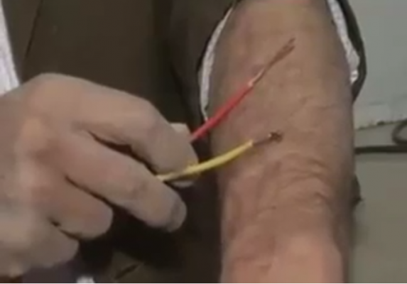 بالفيديو .. مواطن اردني يتحدى الكهرباء بجسده