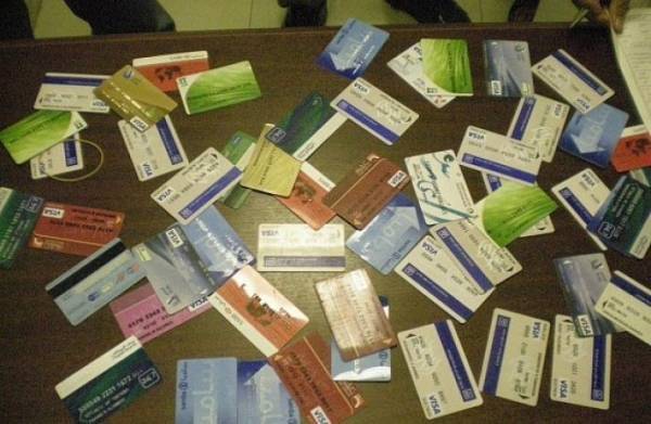 القبض على ليبي بحوزته (48) بطاقة صراف آلي في الشميساني