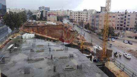 بالصور...انهيار بشارع غرب عمان