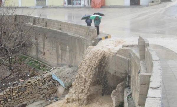 انهيارات صخرية وطينية تغلق طرقا في الطفيلة