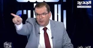 بالفيديو.... مذيع لبناني يغضب ويطرد مرافقي فنانة من البرنامج