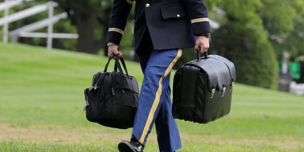 حقائق عن الزر النووي في حقيبة ترامب