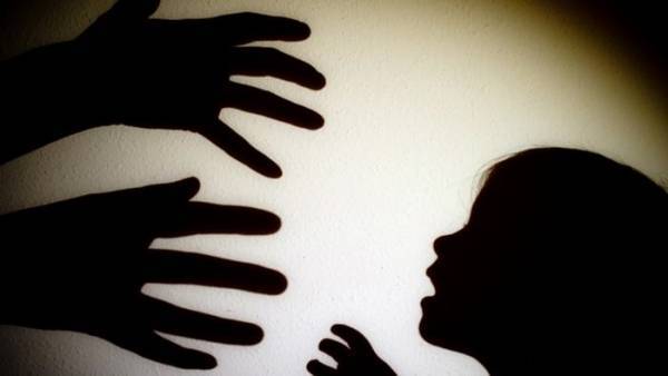 توقيف والدة الطفلة المتوفاة بسبب العنف الاسري (تفاصيل)