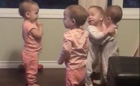 بالفيديو.. أربعة توائم يذهلون رواد مواقع التواصل!