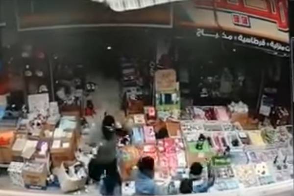 القبض على مشتبه به بتكسير محل تجاري في وسط البلد (فيديو)