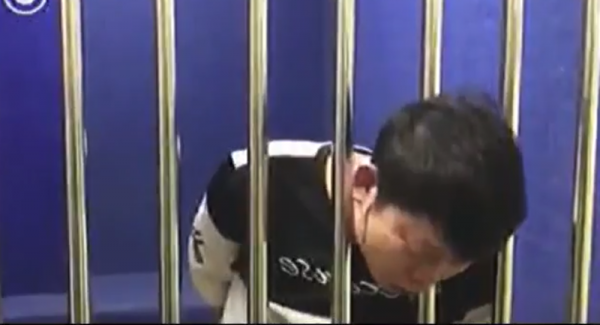 بالفيديو...احتجاز رأس سجين بين القضبان