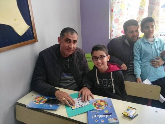 أولياء الأمور يشاركون أبناءهم صفياً في تجربة نوعية في Smart Class room في مدارس النظم الحديثة