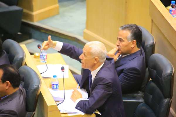 العرموطي: رؤساء الحكومات السابقين يتقاضون 5000 دينار شهريا الى جانب رواتبهم!