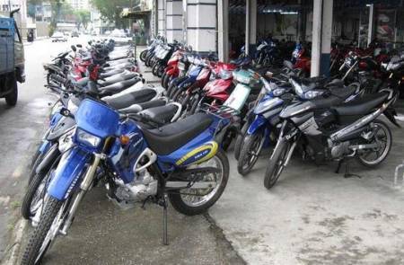 كوادر الأمانة تتسبب باحتراق محل للدراجات النارية بـالرابية