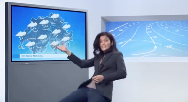 بالفيديو... سقوط مؤلم لمذيعة على الهواء مباشرة