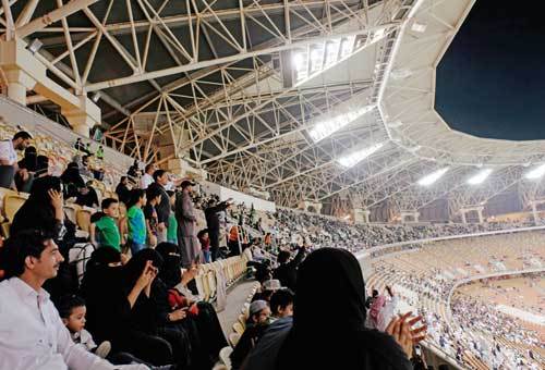 مشجعات يهتفن لفريقهن في ملعب كرة قدم للمرة الأولى في السعودية