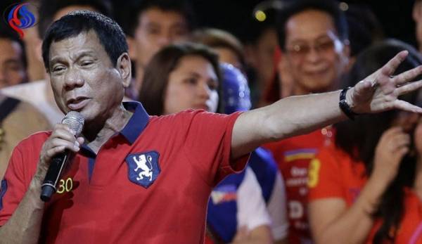 رئيس الفلبين : لهذه الأسباب أمضغ العلكة باستمرار!