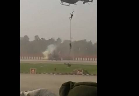 فيديو مرعب .. لحظة سقوط جنود من مروحية اثناء عملية انزال جوي