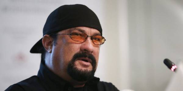 ستيفن سيغال متهم باغتصاب هذه الممثلة