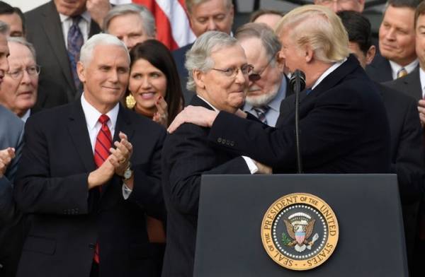 موقع أمريكي يرصد تكرار حركة غريبة جديدة لترامب (فيديو)