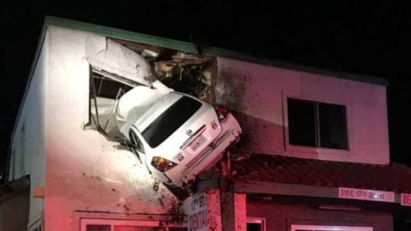 بالصور.. حادث سيارة يحطم قواعد الطبيعة