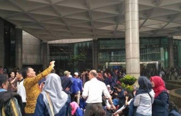 شاهد لحظة انهيار الطابق الثاني في بورصة إندونيسيا!