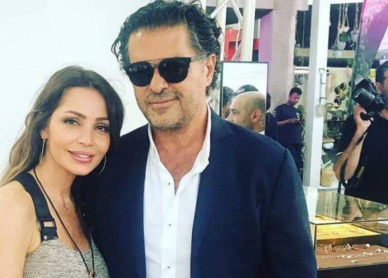 شاهد… زوجة راغب علامة تقود دراجة نارية في شوارع بيروت